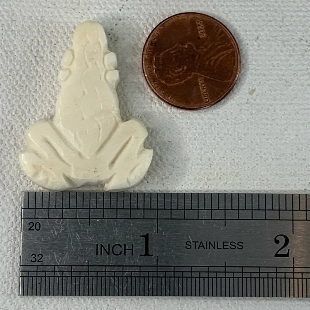 Vintage Natural Bone Bead Frog Hand Carved Fetish Animal Toad Drilled 1.3